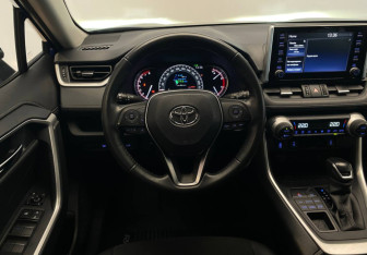 Подержанный автомобиль Toyota RAV4 2021 года (17 фото)