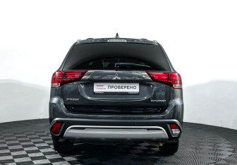 Подержанный автомобиль Mitsubishi Outlander 2019 года (6 фото)