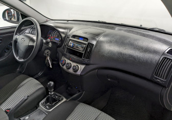 Подержанный автомобиль Hyundai Elantra Sedan 2010 года (19 фото)