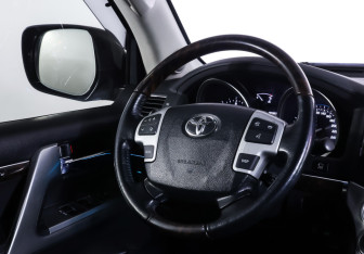 Подержанный автомобиль Toyota Land Cruiser Suv 2012 года (12 фото)