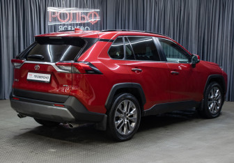 Подержанный автомобиль Toyota RAV4 2021 года (5 фото)