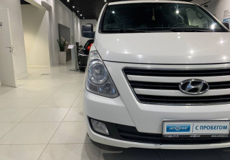 Подержанный автомобиль Hyundai H-1 2012 года (9 фото)