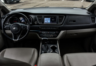 Подержанный автомобиль Kia Carnival 2020 года (12 фото)