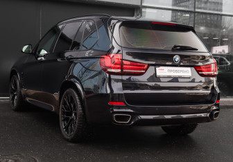 Подержанный автомобиль BMW X5 2017 года (6 фото)
