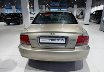 Подержанный автомобиль Hyundai Sonata 2004 года (4 фото)