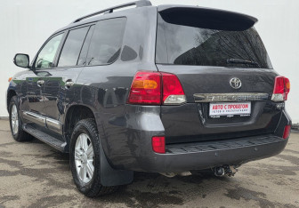 Подержанный автомобиль Toyota Land Cruiser Suv 2014 года (7 фото)