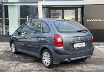 Подержанный автомобиль Citroen Xsara Picasso 2008 года (7 фото)