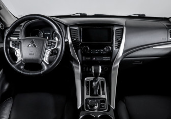 Подержанный автомобиль Mitsubishi Pajero Sport 2017 года (12 фото)