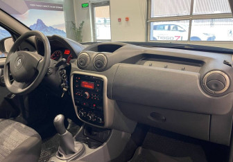 Подержанный автомобиль Renault Duster 2014 года (9 фото)