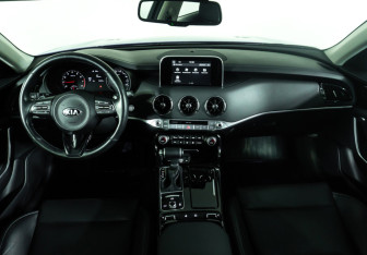 Подержанный автомобиль Kia Stinger 2019 года (13 фото)