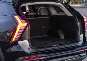 Подержанный автомобиль Geely Atlas 2024 года (25 фото)