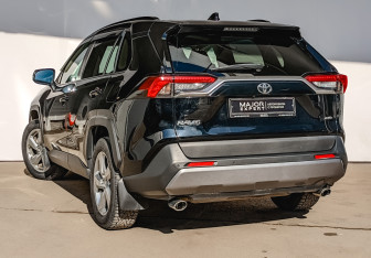 Подержанный автомобиль Toyota RAV4 2021 года (7 фото)