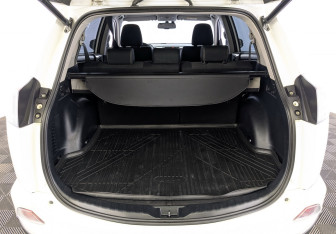 Подержанный автомобиль Toyota RAV4 2018 года (10 фото)