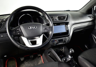 Подержанный автомобиль Kia Rio Hatchback 2013 года (9 фото)