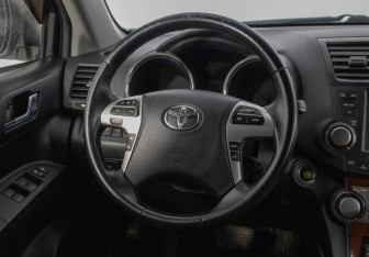 Подержанный автомобиль Toyota Highlander 2011 года (16 фото)