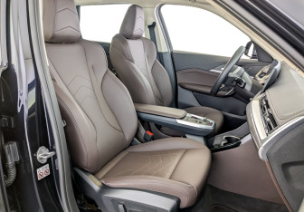 Подержанный автомобиль BMW X1 2024 года (24 фото)