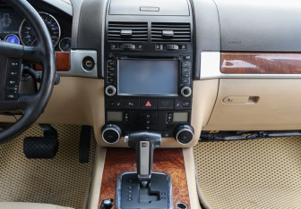 Подержанный автомобиль Volkswagen Touareg 2008 года (13 фото)