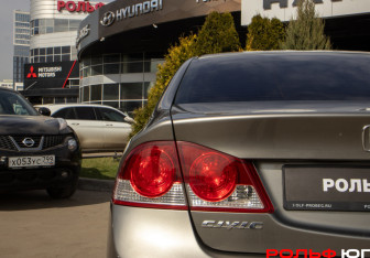 Подержанный автомобиль Honda Civic Sedan 2008 года (20 фото)