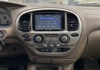 Подержанный автомобиль Toyota Sequoia 2001 года (11 фото)