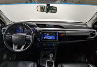 Подержанный автомобиль Toyota Hilux 2015 года (23 фото)