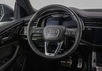 Подержанный автомобиль Audi Q8 2020 года (15 фото)
