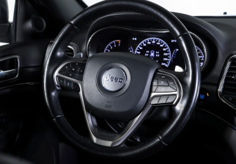 Подержанный автомобиль Jeep Grand Cherokee 2021 года (13 фото)