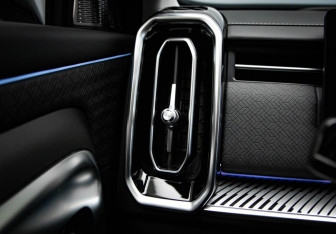 Подержанный автомобиль Jaecoo J7 2023 года (14 фото)