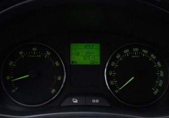 Подержанный автомобиль Skoda Fabia Hatchback 2011 года (12 фото)