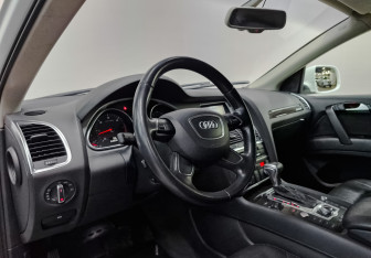 Подержанный автомобиль Audi Q7 2014 года (15 фото)