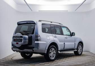 Подержанный автомобиль Mitsubishi Pajero 2011 года (5 фото)