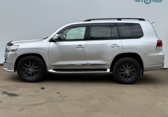 Подержанный автомобиль Toyota Land Cruiser Suv 2008 года (8 фото)