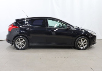 Подержанный автомобиль Ford Focus Hatchback 2013 года (7 фото)