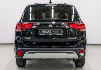 Подержанный автомобиль Mitsubishi Outlander 2019 года (6 фото)