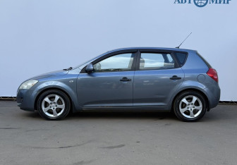 Подержанный автомобиль Kia Ceed Hatchback 2008 года (8 фото)