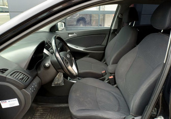 Подержанный автомобиль Hyundai Solaris Hatchback 2013 года (19 фото)