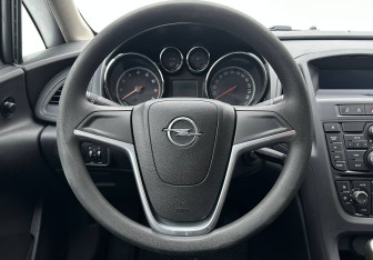 Подержанный автомобиль Opel Astra Hatchback 2011 года (12 фото)