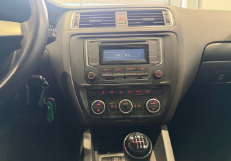 Подержанный автомобиль Volkswagen Jetta Sedan 2014 года (16 фото)