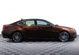 Подержанный автомобиль Lexus ES 2017 года (4 фото)