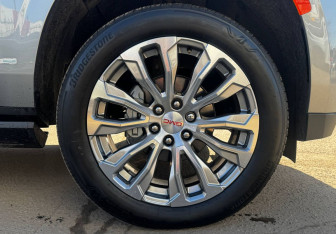 Подержанный автомобиль GMC Yukon 2023 года (23 фото)