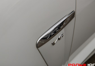 Подержанный автомобиль Jaguar XF Sedan 2014 года (24 фото)