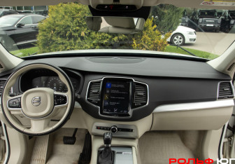 Подержанный автомобиль Volvo XC90 2019 года (10 фото)