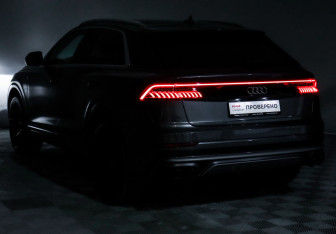 Подержанный автомобиль Audi Q8 2019 года (18 фото)