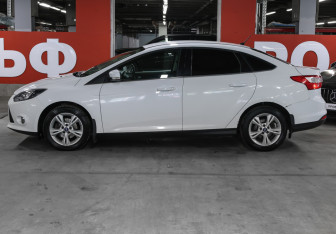 Подержанный автомобиль Ford Focus Sedan 2012 года (8 фото)