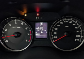 Подержанный автомобиль Subaru XV 2013 года (16 фото)