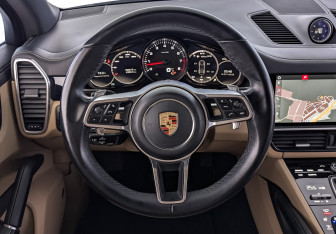 Подержанный автомобиль Porsche Cayenne 2018 года (22 фото)