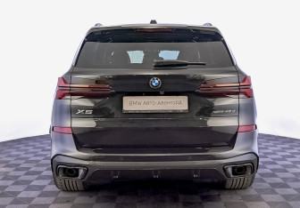 Подержанный автомобиль BMW X5 2025 года (6 фото)