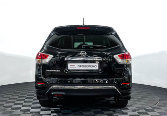 Подержанный автомобиль Nissan Pathfinder 2014 года (6 фото)