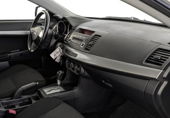 Подержанный автомобиль Mitsubishi Lancer Sedan 2010 года (13 фото)