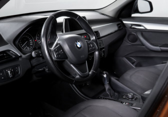 Подержанный автомобиль BMW X1 2015 года (14 фото)