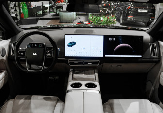 Подержанный автомобиль LiXiang L6 2024 года (18 фото)